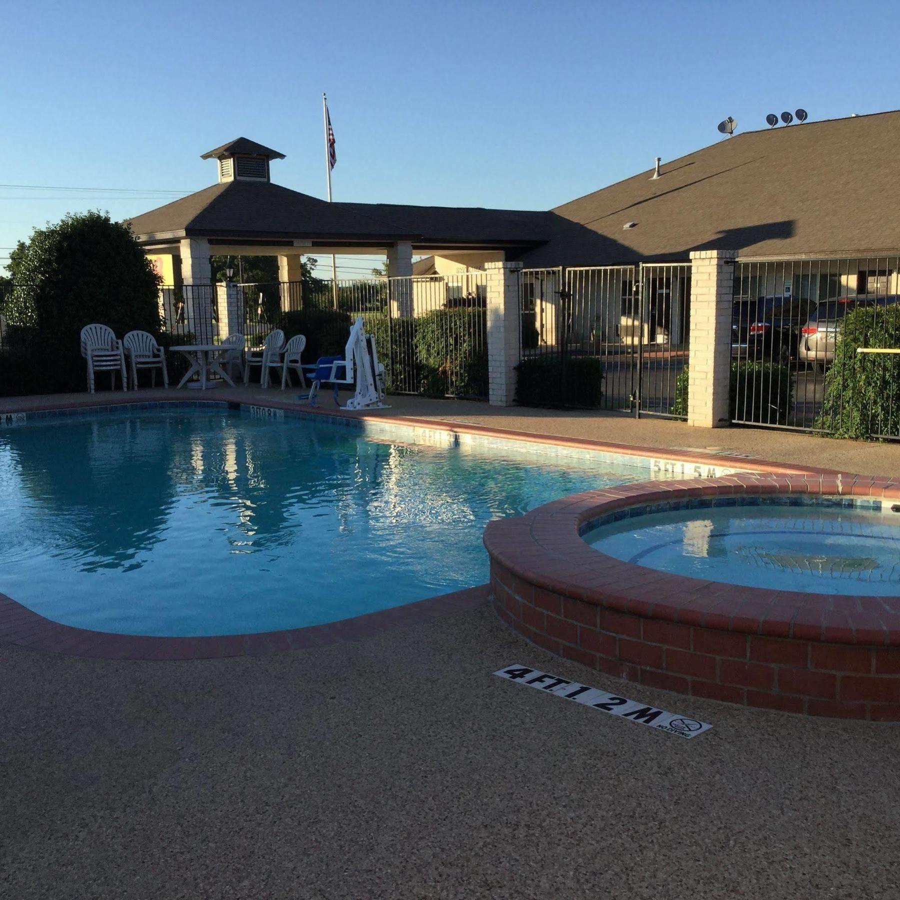 Super 8 By Wyndham Cleburne